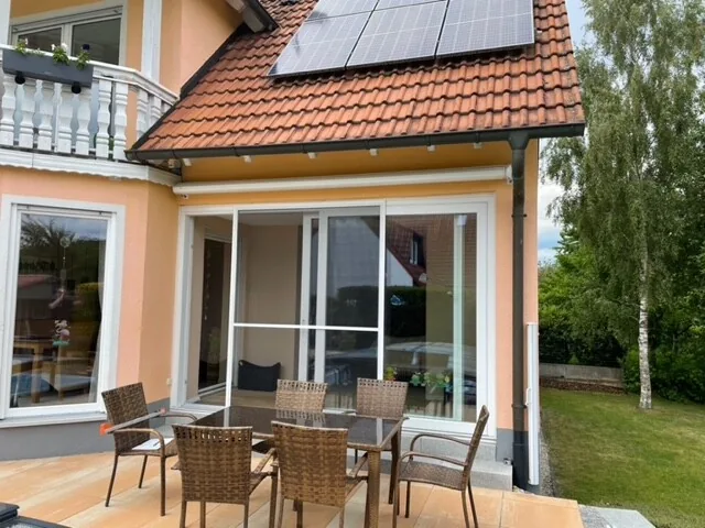 Terrasse eines Einfamilienhauses mit neuer Terrassentür und Fenstern